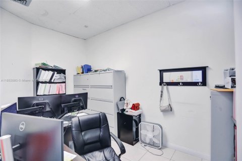 Propiedad comercial en venta en Hallandale Beach, Florida № 1871342 - foto 19