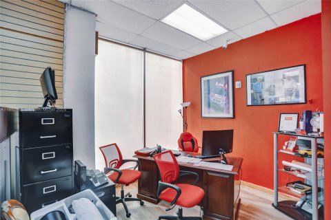 Propiedad comercial en venta en Hallandale Beach, Florida № 1871342 - foto 7