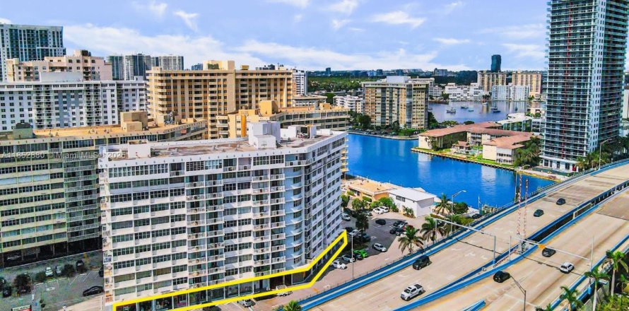 Propiedad comercial en Hallandale Beach, Florida № 1871342