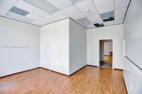 Propiedad comercial en venta en Hallandale Beach, Florida № 1871342 - foto 24