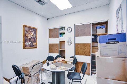 Propiedad comercial en venta en Hallandale Beach, Florida № 1871342 - foto 20