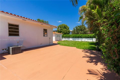 Villa ou maison à louer à Coral Gables, Floride: 3 chambres, 110.46 m2 № 2170950 - photo 24