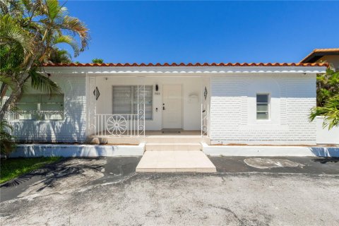 Villa ou maison à louer à Coral Gables, Floride: 3 chambres, 110.46 m2 № 2170950 - photo 19