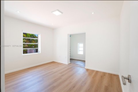 Villa ou maison à louer à Coral Gables, Floride: 3 chambres, 110.46 m2 № 2170950 - photo 10