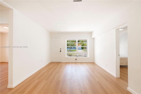 Villa ou maison à louer à Coral Gables, Floride: 3 chambres, 110.46 m2 № 2170950 - photo 2
