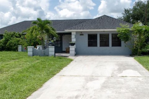 House in Lehigh Acres, Florida 3 bedrooms, 183.02 sq.m. № 1909448 - photo 1