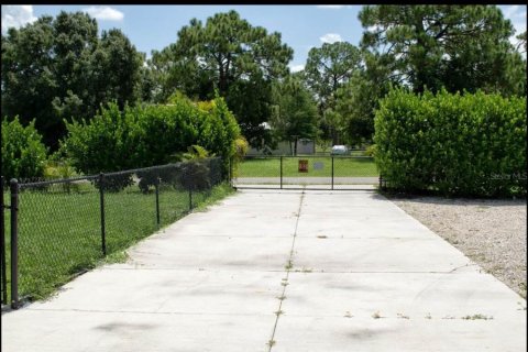 House in Lehigh Acres, Florida 3 bedrooms, 183.02 sq.m. № 1909448 - photo 13