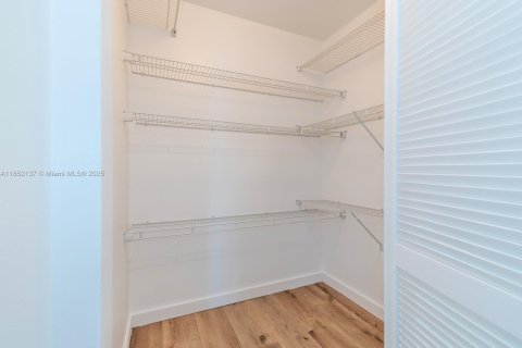 Снять в аренду кондоминиум в Майами, Флорида 3 спальни, 115.38м2, № 1957932 - фото 22