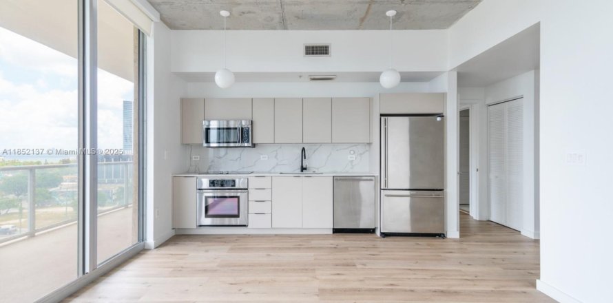 Кондоминиум с 3 спальнями в Майами, Флорида № 1957932