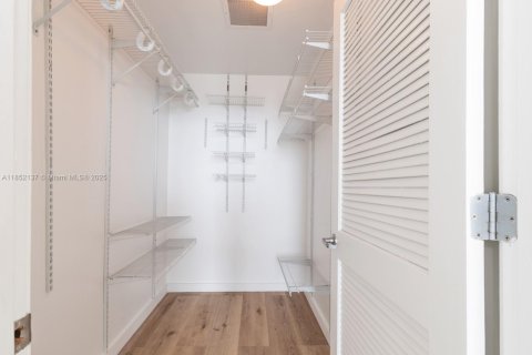 Снять в аренду кондоминиум в Майами, Флорида 3 спальни, 115.38м2, № 1957932 - фото 16