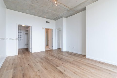 Снять в аренду кондоминиум в Майами, Флорида 3 спальни, 115.38м2, № 1957932 - фото 6