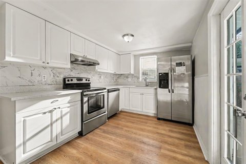 House in Port Richey, Florida 3 bedrooms, 123.75 sq.m. № 2236019 - photo 6