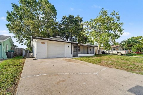 House in Port Richey, Florida 3 bedrooms, 123.75 sq.m. № 2236019 - photo 2