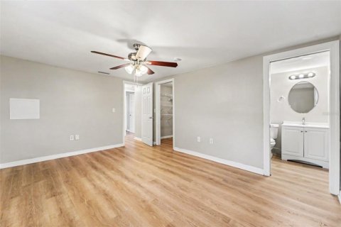 House in Port Richey, Florida 3 bedrooms, 123.75 sq.m. № 2236019 - photo 7