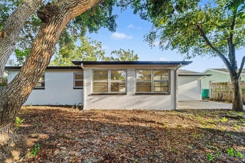 House in Port Richey, Florida 3 bedrooms, 123.75 sq.m. № 2236019 - photo 12