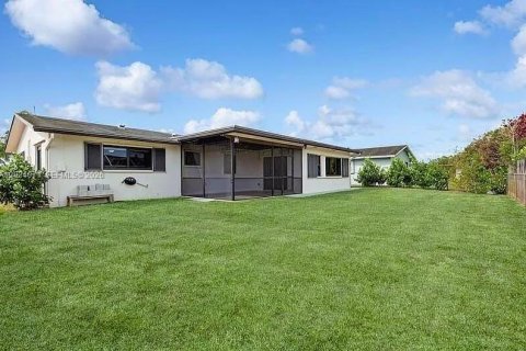 House in Pembroke Pines, Florida 3 bedrooms, 146.23 sq.m. № 2178467 - photo 15