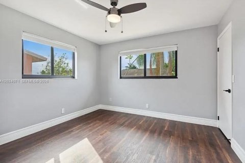House in Pembroke Pines, Florida 3 bedrooms, 146.23 sq.m. № 2178467 - photo 11