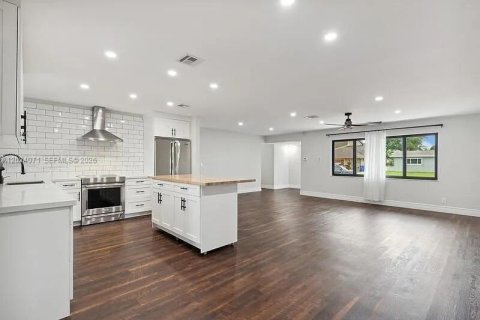 House in Pembroke Pines, Florida 3 bedrooms, 146.23 sq.m. № 2178467 - photo 4
