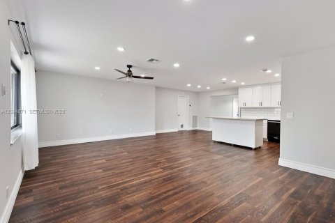 House in Pembroke Pines, Florida 3 bedrooms, 146.23 sq.m. № 2178467 - photo 2
