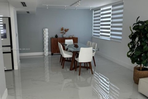 Condo in Hallandale Beach, Florida, 2 bedrooms  № 1878520 - photo 8