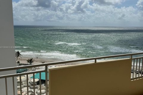 Condo in Hallandale Beach, Florida, 2 bedrooms  № 1878520 - photo 16