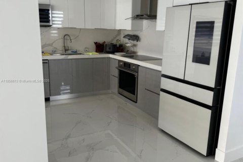 Condo in Hallandale Beach, Florida, 2 bedrooms  № 1878520 - photo 2
