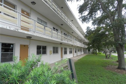Condo in Largo, Florida, 2 bedrooms  № 1912631 - photo 2