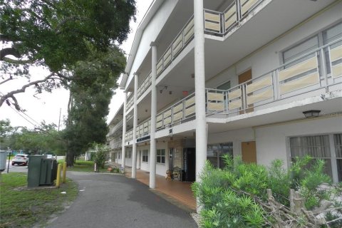 Condo in Largo, Florida, 2 bedrooms  № 1912631 - photo 1