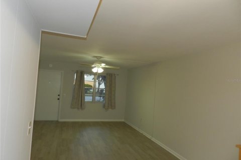 Condo in Largo, Florida, 2 bedrooms  № 1912631 - photo 10
