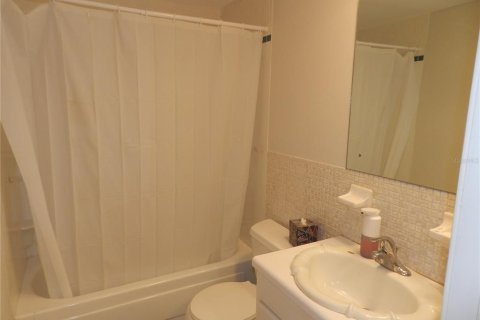 Condo in Largo, Florida, 2 bedrooms  № 1912631 - photo 13