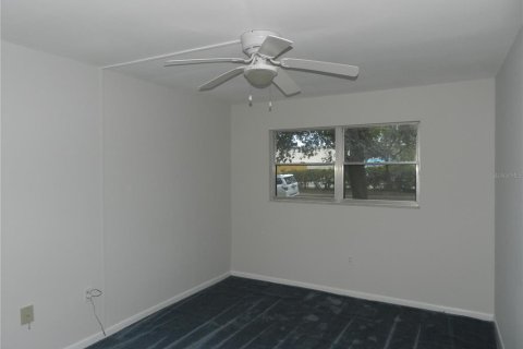 Condo in Largo, Florida, 2 bedrooms  № 1912631 - photo 11