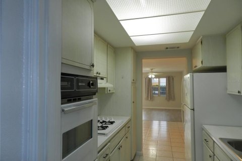 Condo in Largo, Florida, 2 bedrooms  № 1912631 - photo 8