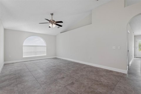 House in Palm Coast, Florida 3 bedrooms, 179.49 sq.m. № 2330908 - photo 11