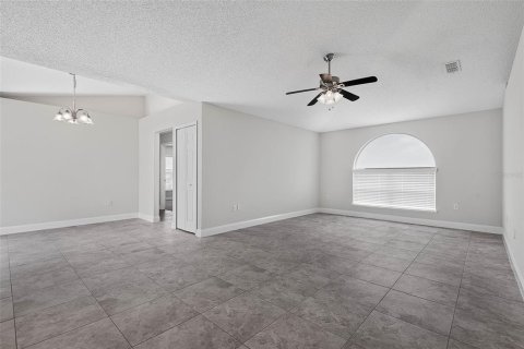 House in Palm Coast, Florida 3 bedrooms, 179.49 sq.m. № 2330908 - photo 8