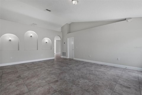 House in Palm Coast, Florida 3 bedrooms, 179.49 sq.m. № 2330908 - photo 5