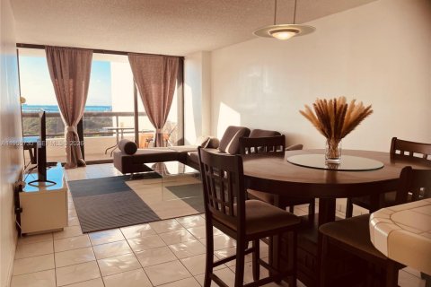 Condo in Miami Beach, Florida, 1 bedroom  № 2009750 - photo 2