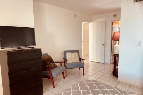 Condo in Miami Beach, Florida, 1 bedroom  № 2009750 - photo 9