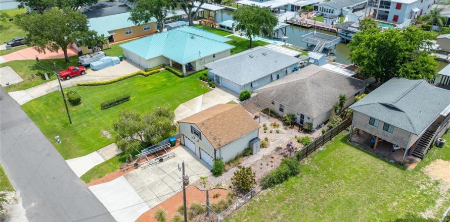 House in Oak Hill, Florida 3 bedrooms, 162.58 sq.m. № 2124513
