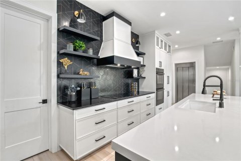 House in Sarasota, Florida 10 bedrooms, 472.59 sq.m. № 1555903 - photo 4