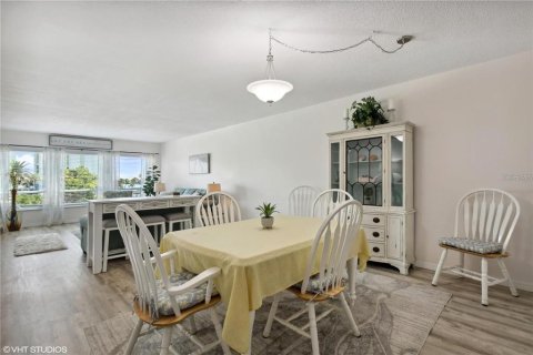 Condo in Saint Pete Beach, Florida, 1 bedroom  № 2390803 - photo 27