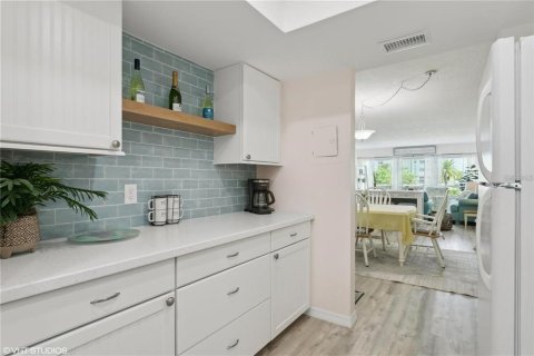 Condo in Saint Pete Beach, Florida, 1 bedroom  № 2390803 - photo 18