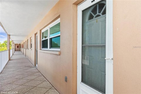 Condo in Saint Pete Beach, Florida, 1 bedroom  № 2390803 - photo 2
