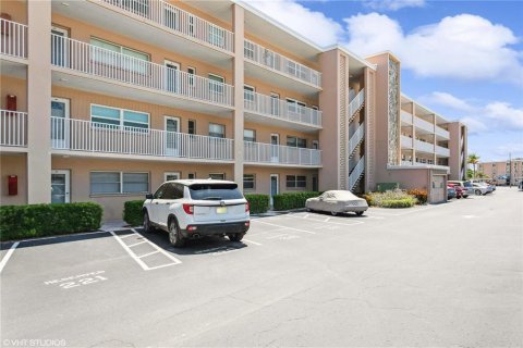 Condo in Saint Pete Beach, Florida, 1 bedroom № 2390803