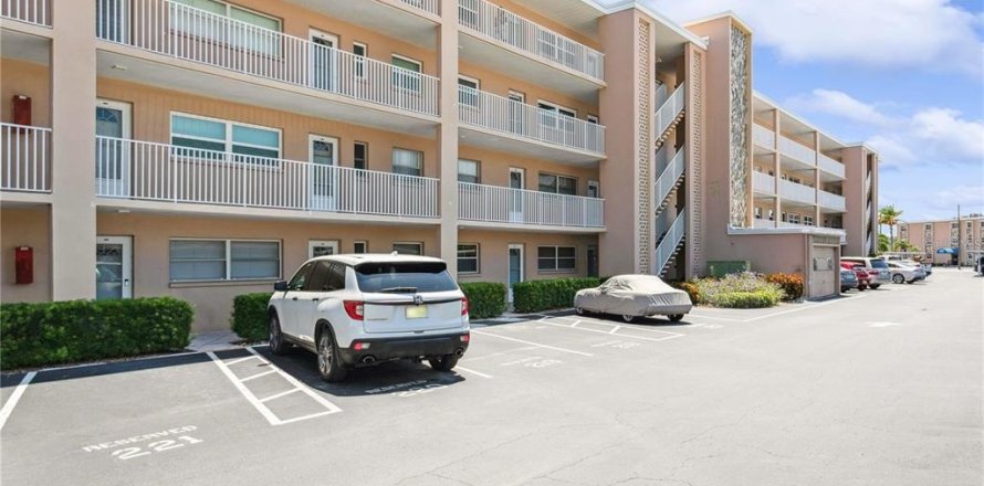 Condo in Saint Pete Beach, Florida, 1 bedroom  № 2390803