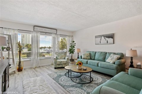Condo in Saint Pete Beach, Florida, 1 bedroom  № 2390803 - photo 15