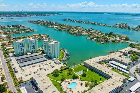 Condo in Saint Pete Beach, Florida, 1 bedroom  № 2390803 - photo 12
