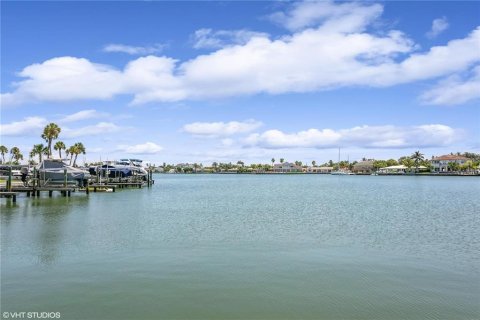 Condo in Saint Pete Beach, Florida, 1 bedroom  № 2390803 - photo 5