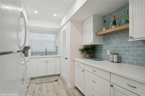 Condo in Saint Pete Beach, Florida, 1 bedroom  № 2390803 - photo 19