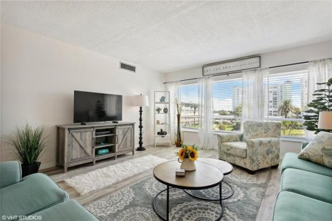 Condo in Saint Pete Beach, Florida, 1 bedroom  № 2390803 - photo 24