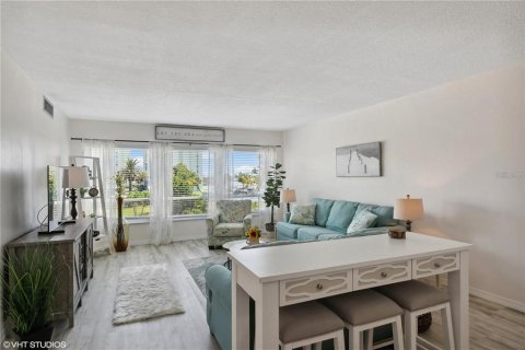 Condo in Saint Pete Beach, Florida, 1 bedroom  № 2390803 - photo 20